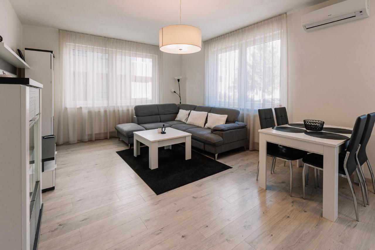 Skau 1 Old Town Family & Business Apartment Free Parking Bratislava Extérieur photo