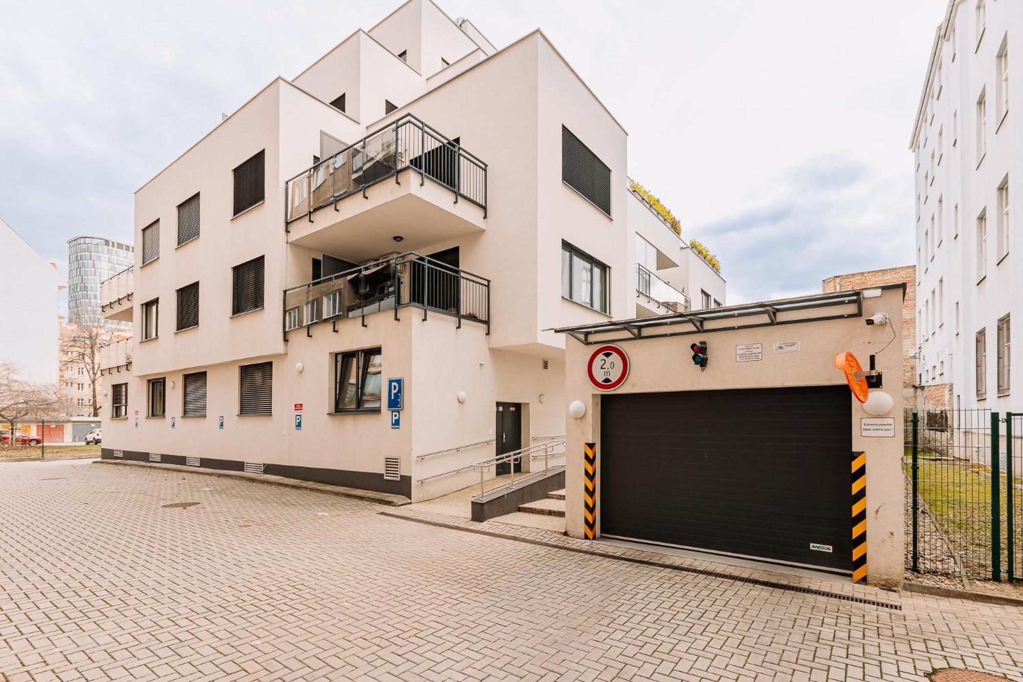 Skau 1 Old Town Family & Business Apartment Free Parking Bratislava Extérieur photo